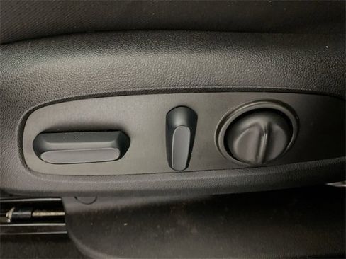 Used 2023 GMC Terrain SLE w/ Driver Convenience Package image 25