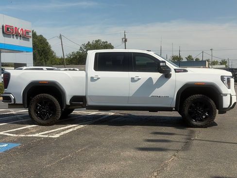 Used 2025 GMC Sierra 2500 AT4 w/ AT4 Premium Plus Package AWD/4WD image 4