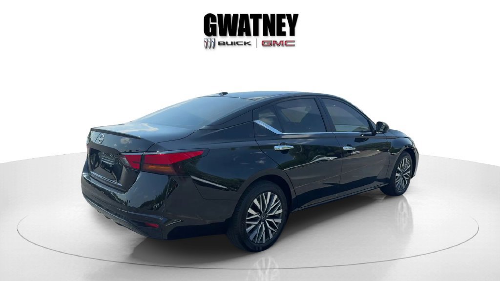 Used 2025 Nissan Altima 2.5 SV FWD image 3