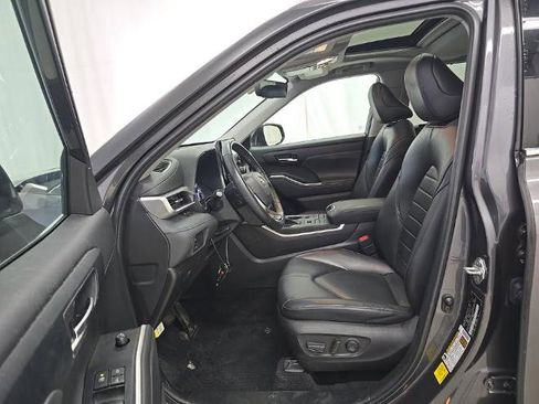 Used 2022 Toyota Highlander XLE AWD/4WD image 7