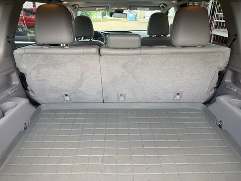 Used 2018 Toyota Highlander XLE FWD image 16