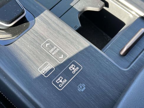 Used 2024 Nissan Ariya AWD image 12