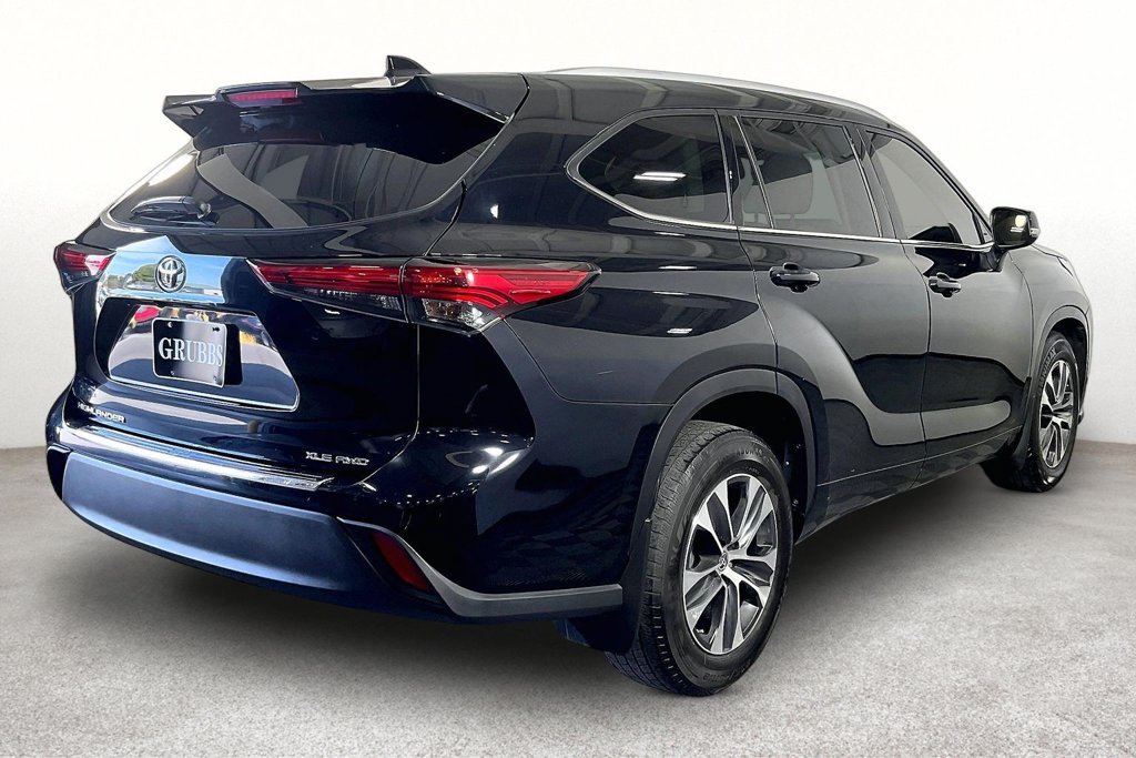 Used 2022 Toyota Highlander XLE AWD/4WD image 2