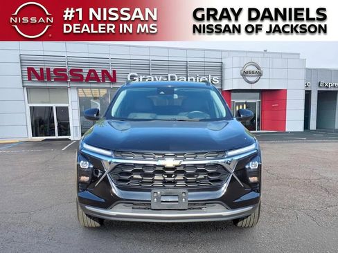 Used 2025 Chevrolet Trax LT w/ LT Convenience Package FWD image 2