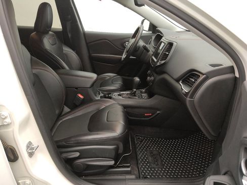 Used 2019 Jeep Cherokee Trailhawk w/ Cold Weather Group image 21