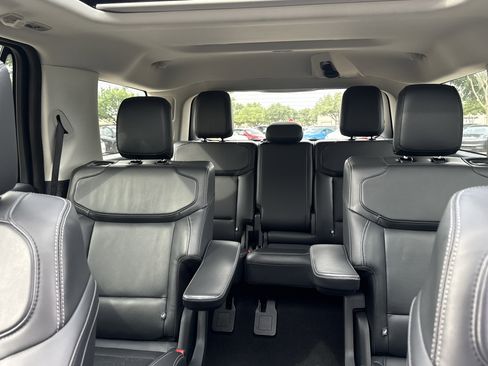 Used 2025 Ford Expedition Platinum image 6