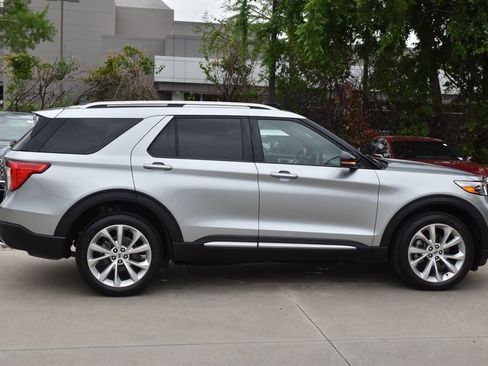 Used 2023 Ford Explorer Platinum w/ Technology Package AWD/4WD image 6