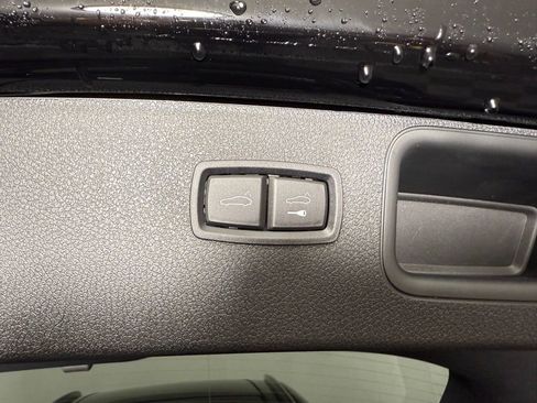 Certified 2025 Porsche Macan S image 17