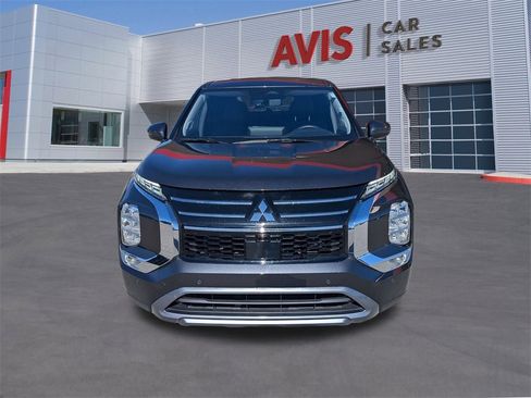 Used 2025 Mitsubishi Outlander SE image 2