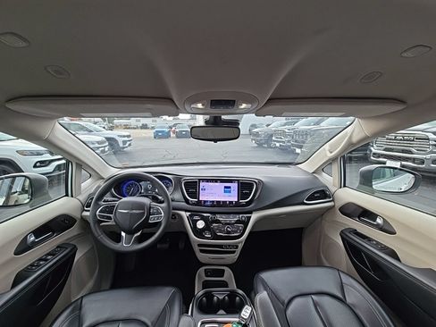 Used 2023 Chrysler Pacifica Touring-L FWD image 2