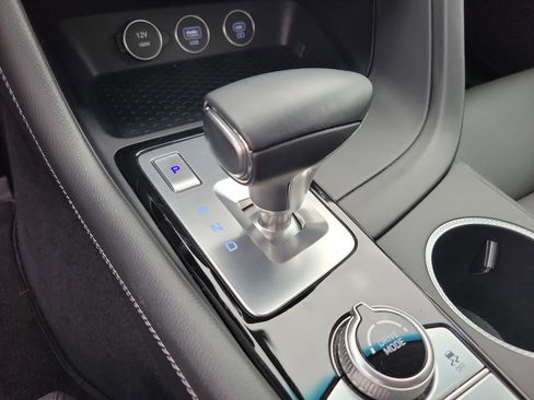 Used 2025 Genesis G70 2.5T image 12