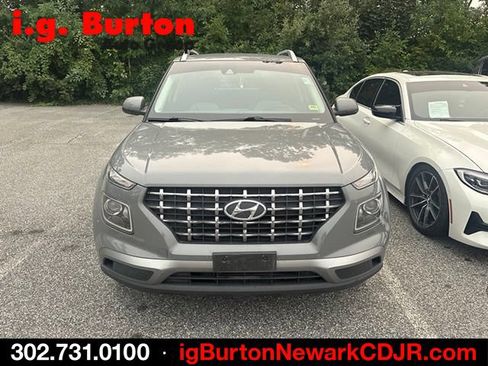 Used 2022 Hyundai Venue SEL FWD image 3