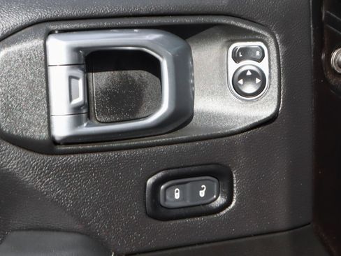 Used 2023 Jeep Wrangler Unlimited Sahara AWD/4WD image 16