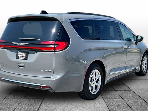 Used 2023 Chrysler Pacifica Limited FWD image 12