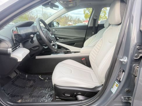 Used 2025 Hyundai Elantra Limited image 27