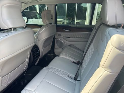 Used 2022 Jeep Grand Cherokee L Summit w/ Luxury Tech Group V AWD/4WD image 17