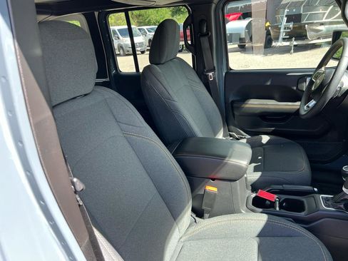 Used 2024 Jeep Wrangler Unlimited Sahara w/ Technology Group AWD/4WD image 10