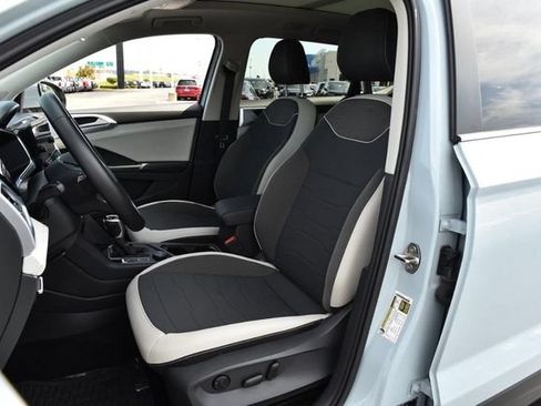 Used 2025 Volkswagen Taos SE AWD/4WD image 19