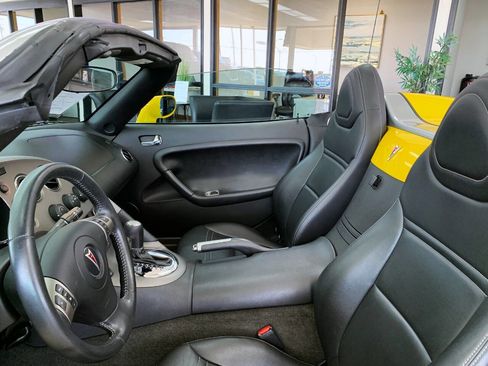 Used 2007 Pontiac Solstice Convertible w/ Premium Package image 10