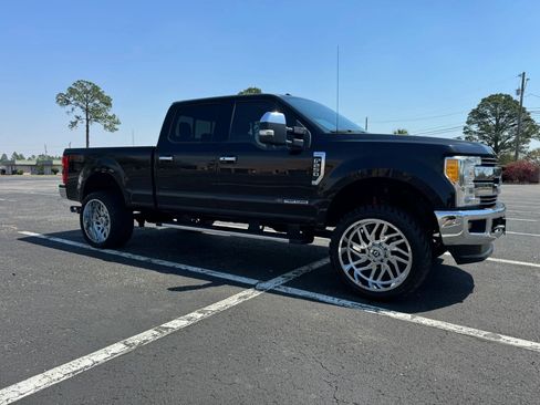 Used 2017 Ford F250 Lariat w/ Lariat Ultimate Package image 4