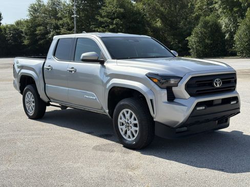 Certified 2024 Toyota Tacoma SR5 AWD/4WD image 32