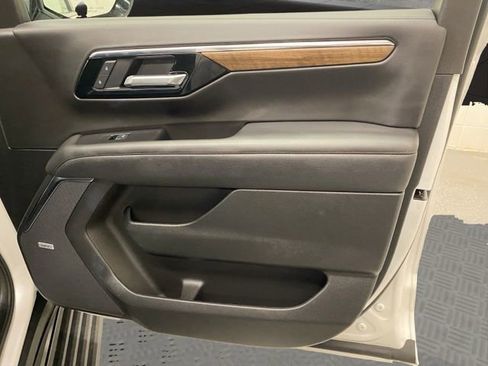 Used 2025 Chevrolet Suburban High Country AWD/4WD image 22