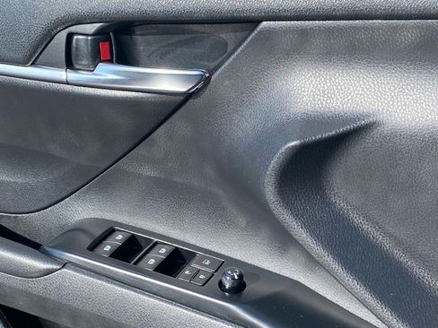 Used 2018 Toyota Camry LE image 17