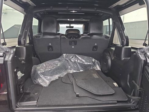 Used 2022 Jeep Wrangler Unlimited Sahara image 32