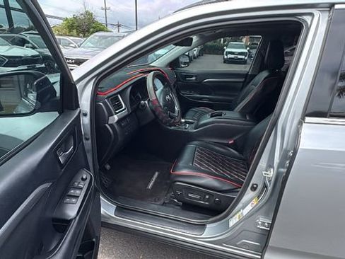 Used 2018 Toyota Highlander FWD V6 image 9