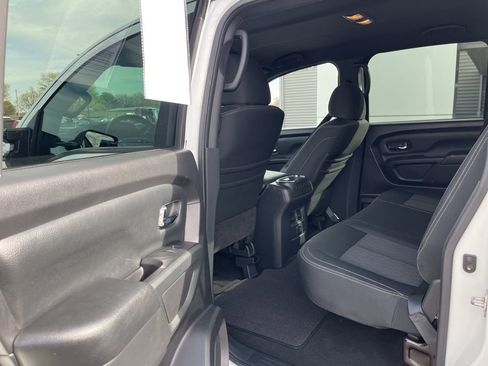 Used 2018 Nissan Titan SV w/ SV Convenience Package AWD/4WD image 25