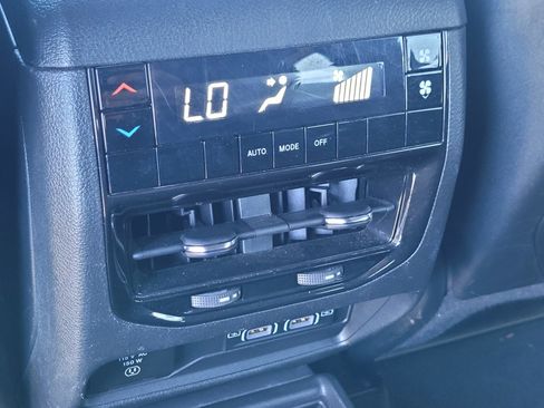 Used 2023 Jeep Grand Cherokee L Laredo image 15