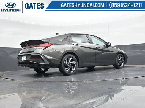 Used 2025 Hyundai Elantra Sport image 32