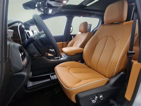 Used 2023 Chrysler Pacifica Pinnacle FWD image 12