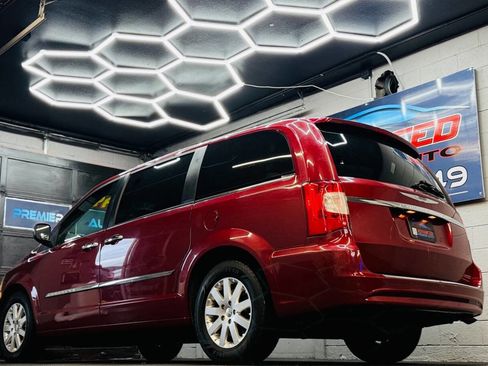 Used 2012 Chrysler Town & Country Touring-L w/ Entertainment Group #2 FWD image 10