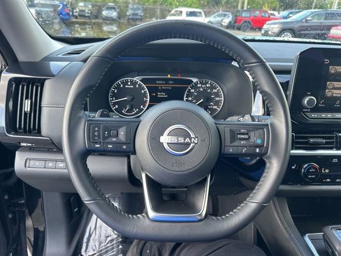 Used 2025 Nissan Pathfinder SV image 15