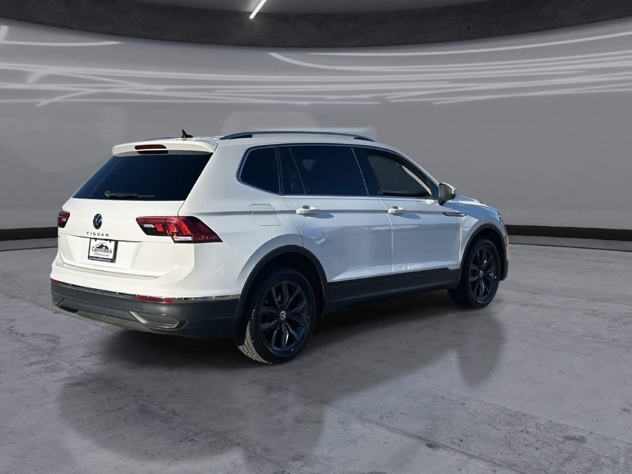 Used 2022 Volkswagen Tiguan SE w/ Panoramic Sunroof Package FWD image 5