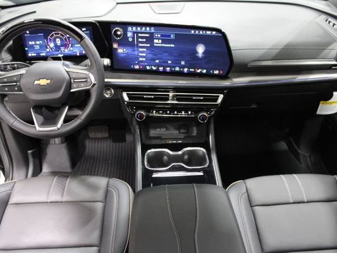 Used 2026 Chevrolet Traverse High Country w/ LPO, Floor Liner Package AWD/4WD image 2