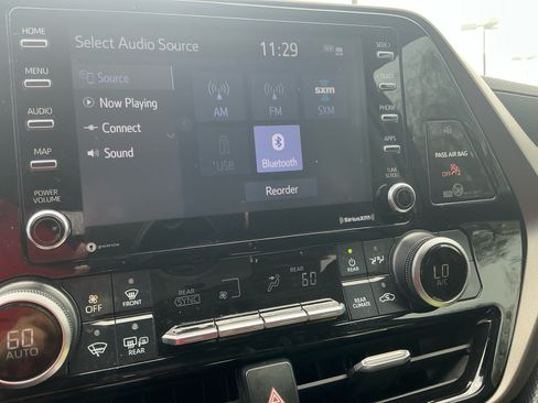 Used 2020 Toyota Highlander L AWD/4WD image 12