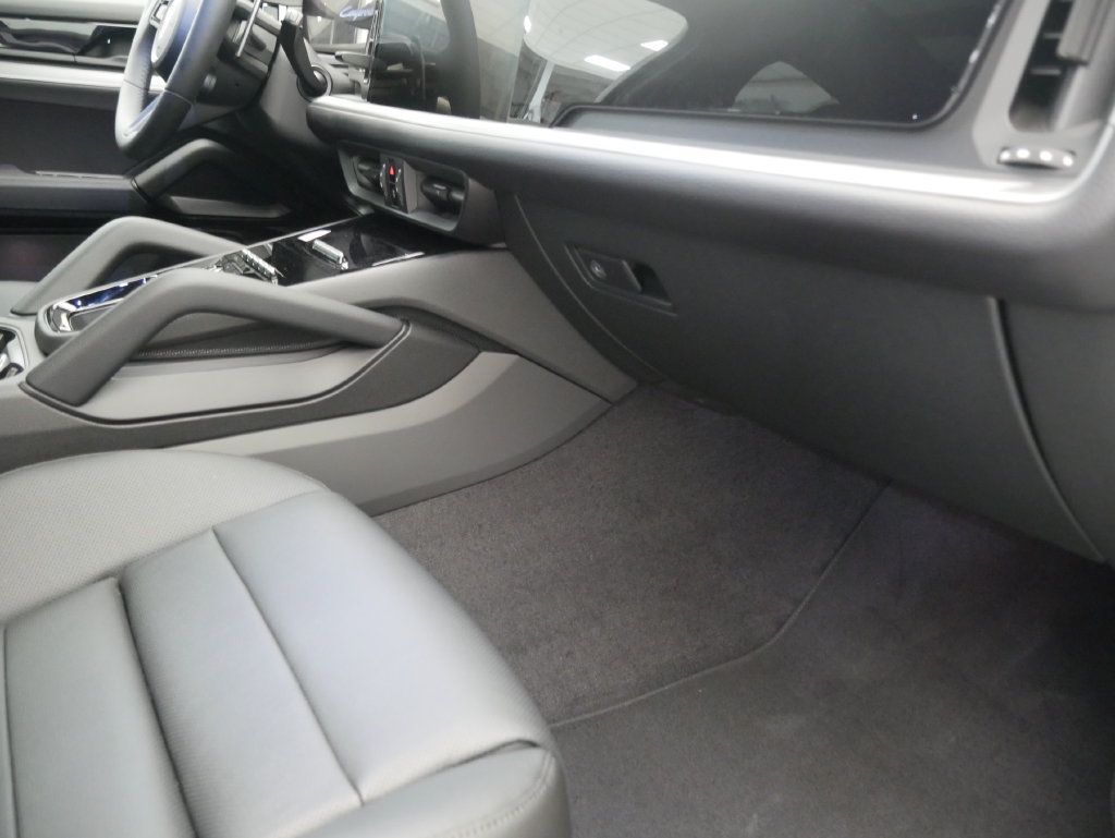 Certified 2026 Porsche Cayenne AWD/4WD image 30