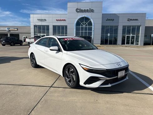Used 2025 Hyundai Elantra SEL image 1