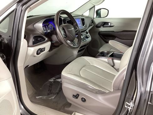 Used 2017 Chrysler Pacifica Touring-L Plus FWD image 28
