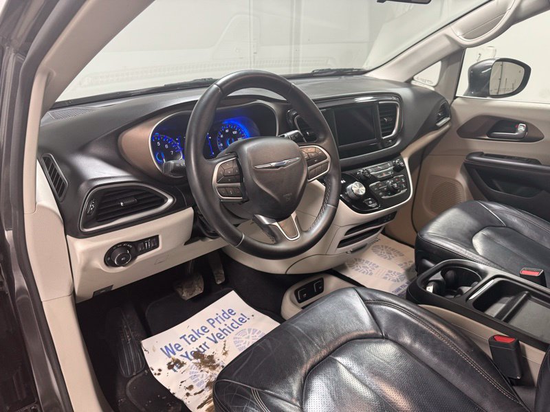 Used 2018 Chrysler Pacifica Touring-L FWD image 19