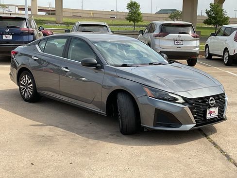 Used 2025 Nissan Altima 2.5 SV image 4