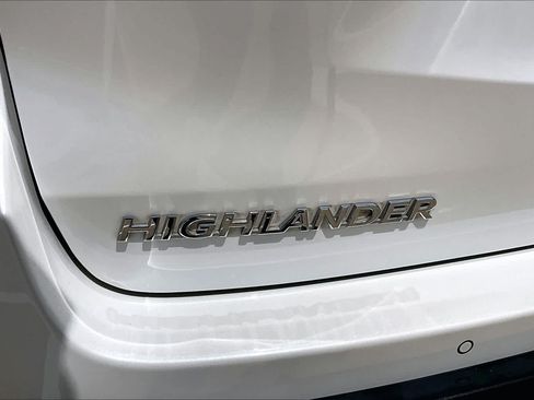 Used 2018 Toyota Highlander Limited Platinum FWD image 10