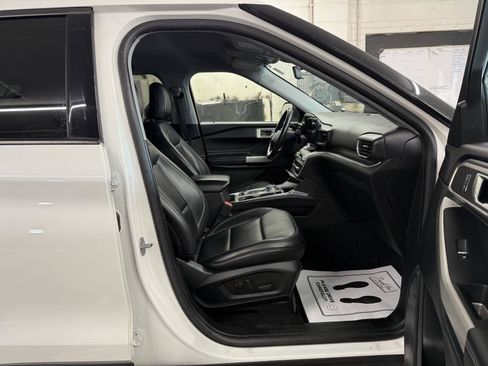 Certified 2021 Ford Explorer XLT w/ Equipment Group 202A AWD/4WD image 31