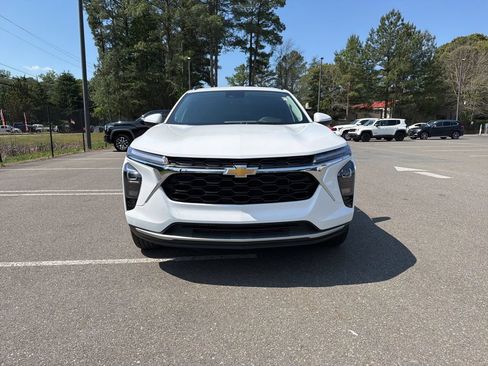 Used 2025 Chevrolet Trax LT w/ LT Convenience Package FWD image 4