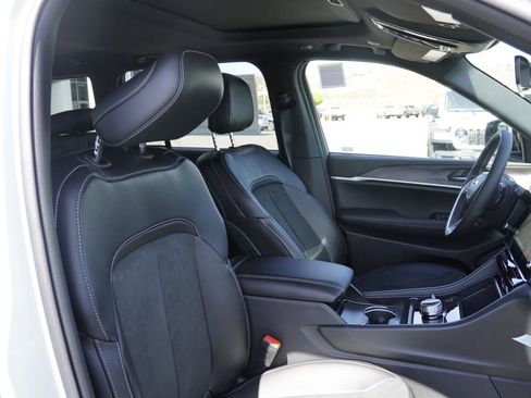 New 2026 Jeep Grand Cherokee Altitude image 22