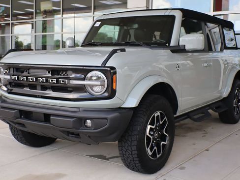 Used 2024 Ford Bronco Outer Banks AWD/4WD image 3