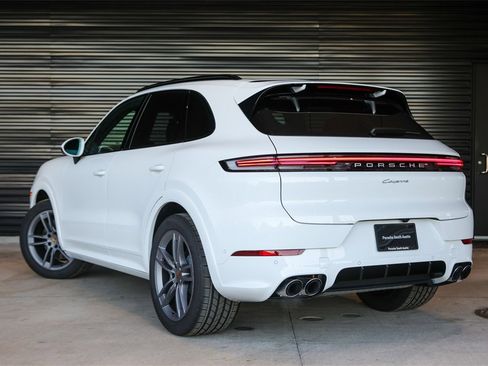 Used 2025 Porsche Cayenne image 3