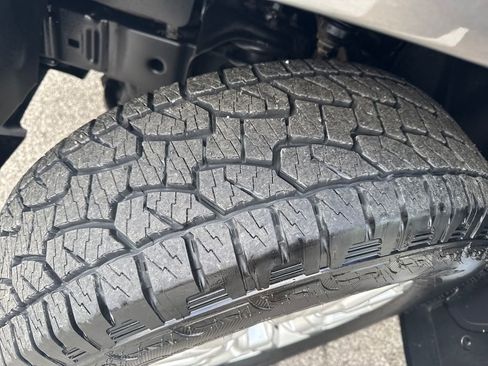 Used 2023 Nissan Frontier SV w/ Technology Package image 27